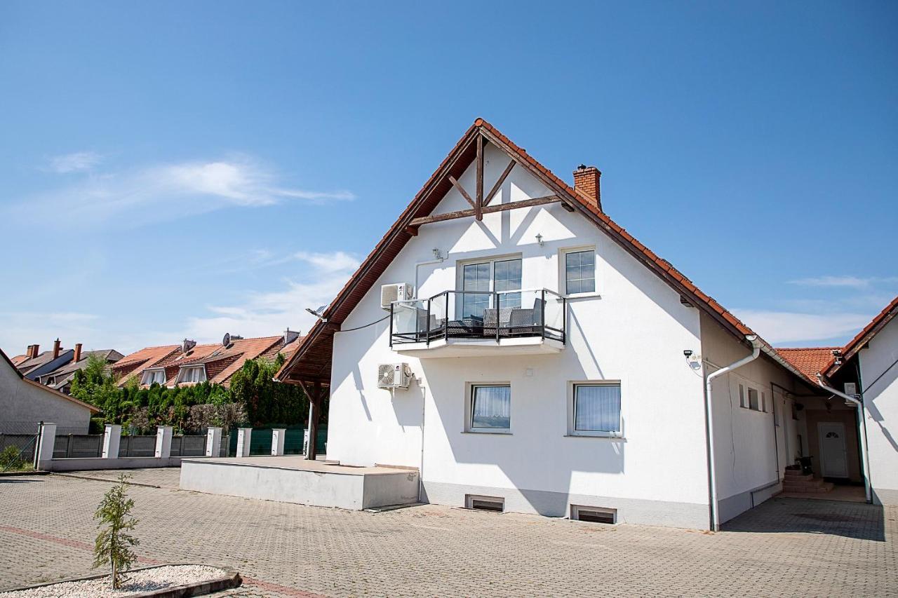 Lux Apartman Buek Exterior photo